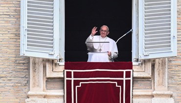 البابا فرنسيس يلوح من نافذة القصر الرسولي خلال صلاة التبشير الملائكي في الفاتيكان (5 حزيران 2022، أ ف ب).