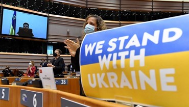 نواب في البرلمان الأوروبي يصفقون للرئيس الأوكراني فولوديمير زيلينسكي، 1 آذار 2022 - "أ ف ب"