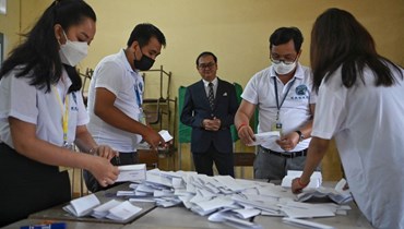 فرز للأصوات في مركز اقتراع في بنوم بنه خلال الانتخابات المحلية (5 حزيران 2022، أ ف ب). 