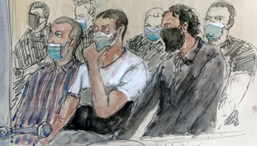 صورة ارشيفية- رسم يصور (من اليسار) المتهمين محمد عمري ومحمد عبريني إلى جانب صلاح عبد السلام، خلال مثولهم امام المحكمة في قصر العدل في باريس (14 أيلول 2021، أ ف ب). 
