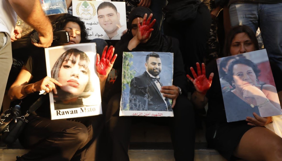 وقفة احتجاجيّة لأهالي ضحايا المرفأ أمام منزل وزير المال (مارك فياض).