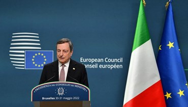 رئيس الوزراء الإيطالي ماريو دراغي متكلما خلال مؤتمر صحافي في بروكسيل (31 ايار 2022، أ ف ب). 