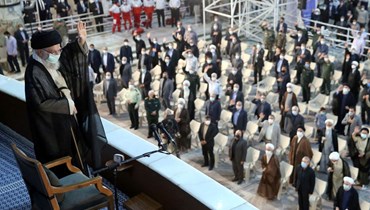 خامنئي يحيي حشدا خلال احتفال في جنوب طهران، في ذكرى وفاة آية الله الخميني (4 حزيران 2022، أ ف ب). 