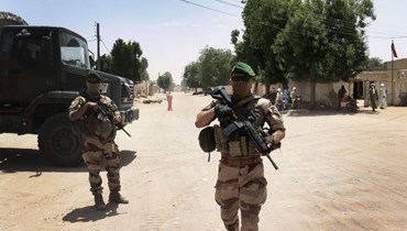 جنود فرنسيون من قوة برخان يقومون بدورية على مقربة من ساحة فايا لارغو شمال تشاد (2 حزيران 2022، أ ف ب).