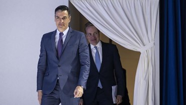 رئيس وزراء إسبانيا بيدرو سانشيز )إلى اليسار( لدى وصوله الى الى اجتماع للمنتدى الاقتصادي العالمي في دافوس بسويسرا (24 ايار 2022، أ ف ب). 