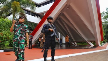 عناصر من الأمن الإندونيسي تأهبوا خارج مبنى بينما يزور رئيس الوزراء الأوسترالي أنتوني ألبانيزي جامعة حسن الدين في ماكاسار (7 حزيران 2022، أ ف ب). 