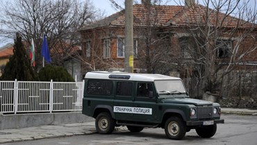 صورة ارشيفية- سيارة لشرطة حرس الحدود توقفت في قرية شتيت في بلغاريا  بالقرب من الحدود مع تركيا (29 شباط 2020، أ ب). 