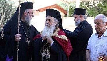 البطريرك ثيوفيلوس الثالث لدى وصوله لترؤس خدمة القداس الإلهي في بلدة طرعان في الجليل (6 حزيران 2022، بطريركية الروم الارثوذكس الاورشليمية). 