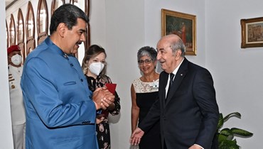 تبون (الى اليمين) مستقبلا مادورو في العاصمة الجزائر (9 حزيران 2022، أ ف ب). 