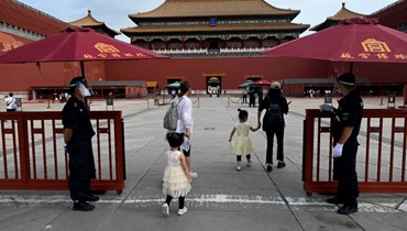أشخاص يزورون المدينة المحرمة في بيجينغ (7 حزيران 2022، أ ف ب). 