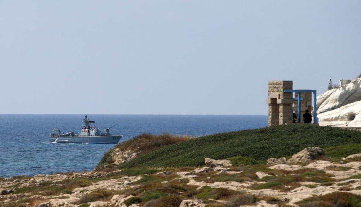 صورة لسفينة بحرية إسرائيلية قبالة ساحل رأس الناقورة (أ ف ب).