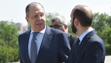 وزير الخارجية الروسيّ سيرغي لافروف ونظيره الأرمينيّ أرارات ميرزويان يزوران النصب التذكاري للإبادة الجماعية للأرمن في يريفان (9 حزيران 2022 - أ ف ب).