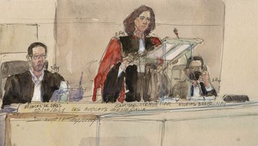 رسم يظهر المدعين العامين لوبري واينوتييه وبراكوني خلال المحاكمة في قضية اعتداءات 2015 في قصر العدل في باريس (8 حزيران 2022، أ ف ب).