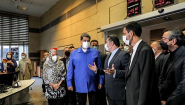 مادورو (في الوسط) خلال جولة في مقر القناة الإخبارية الإيرانية الناطقة بالإسبانية "هيسبان تي" قبل مقابلة معه، في طهران (10 حزيران 2022، أ ف ب). 