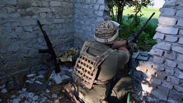 جندي أوكراني تمركز في موقعه في مكان ليس بعيدًا عن مدينة تشوجويف الأوكرانية بمنطقة خاركيف (9 حزيران 2022، أ ف ب). 