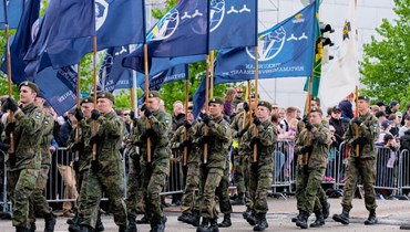 جنود يشاركون في العرض الوطني في شارع مانرهايمينتي في هلسنكي (4 حزيران 2022، أ ف ب).