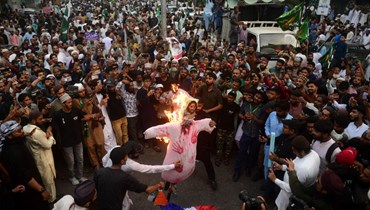 متظاهرون في كراتشي يحرقون دمية تمثل شارما خلال احتجاج على تصريحاتها بشأن النبي محمد (10 حزيران 2022ـ أ ف ب). 