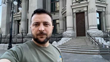 زيلينسكي وقف خارج مكتبه في كييف (8 حزيران 2022، أ ف ب). 