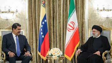 الرئيس إبراهيم رئيسي (إلى اليمين) يجتمع مع الرئيس الفنزويلي نيكولاس مادورو (إلى اليسار) في العاصمة طهران في 11 يونيو  2022 (أ ف ب)