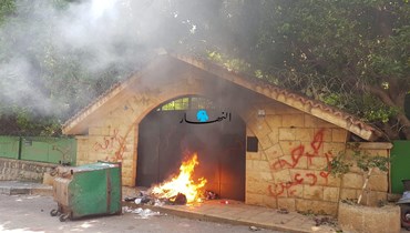 إشعال النيران أمام منزل سليم صفير في سن الفيل (حسام شبارو).