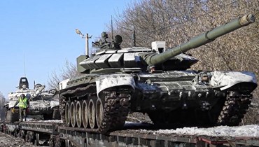 دبابات روسية تُنقل إلى قواعدها أواسط شباط الماضي بعد إجراء تدريبات عسكرية - "أ ب"