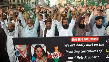 مسلمون سنة خلال تظاهرة في كراتشي احتجاجًا على التصريحات التحريضية في الهند ضد النبي محمد (12 حزيران 2022، أ ف ب). 