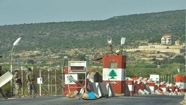 جنود لبنانيون يحرسون الحدود البرية في آخر نقطة تفصل لبنان عن فلسطين وعيونهم على البحر أيضاً (نبيل إسماعيل).