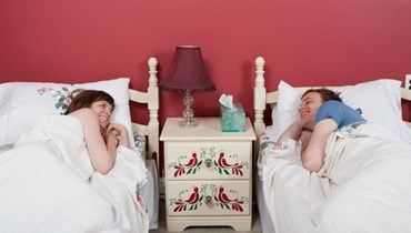 ؟لماذا يُفضل أن ينام الأزواج في أسرّة منفصلة