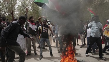 سودانيون يحرقون الإطارات خلال تظاهرة لإحياء الذكرى الثالثة لحملة القمع الدامية التي نفذتها قوات الأمن ضد متظاهرين اثناء اعتصامهم خارج مقر الجيش في الخرطوم (3 حزيران 2022، أ ب). 