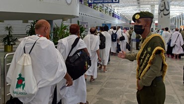حجاج مسلمون يصلون إلى مطار الملك عبد العزيز الدولي في مدينة جدة بالسعودية، قبل أداء فريضة الحج السنوية في مدينة مكة المكرمة (5 حزيران 2022، أ ف ب). 