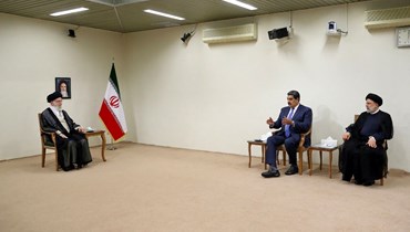  خامنئي (إلى اليسار) ملتقيا مادورو (في الوسط) في حضور رئيسي في طهران (11 حزيران 2022، أ ف ب).