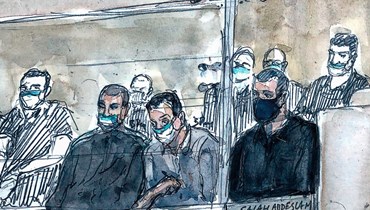 رسم يصوّر المتهمين محمد بقالي (الى اليسار) وأسامة العطار (في الوسط) وصلاح عبد السلام (الى يمين) خلال مثولهم امام المحكمة في قصر العدل في باريس (10 حزيران 2022، أ ف ب).