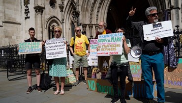 متظاهرون تجمعوا أمام مقر المحكمة العليا في لندن احتجاجا على خطة لجوء بريطانيا الى رواندا (13 حزيران 2022، أ ف ب). 