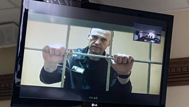 نافالني يظهر من سجنه على شاشة في قاعة محكمة في فلاديمير  بروسيا (7 حزيران 2022، أ ب). 