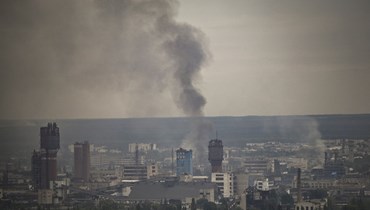 دخان يتصاعد من مدينة سيفيرودونتسك في منطقة دونباس، شرق أوكرانيا (13 حزيران 2022 - أ ف ب).