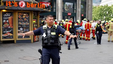 شرطي وقف في موقع حادث دهس وسط برلين (8 حزيران 2022، أ ف ب).