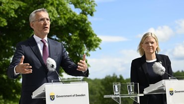 ستولتنبرغ (الى اليسار) ورئيسة الوزراء السويدية ماغدالينا أندرسون خلال مؤتمر صحافي مشترك في هاربسوند بالسويد (13 حزيران 2022، أ ب). 