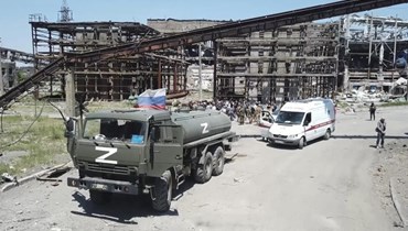 لقطة شاشة من فيديو وزعته وزارة الدفاع الروسية، وتظهر مركبة عسكرية روسية بجوار مصنع آزوفستال في ماريوبول (13 حزيران 2022، أ ب). 