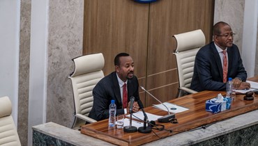 أحمد (إلى اليسار) يلقي كلمة أمام البرلمان في أديس أبابا (14 حزيران 2022، أ ف ب). 