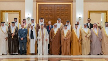  الأمير سلمان بن حمد مستقبلا أعضاء مجلس الوزراء بقصر القضيبية (14 حزيران 2022، وكالة انباء البحرين). 