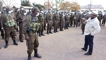 صورة ارشيفية- الرئيس فيليب نيوسي (إلى اليمين) خلال زيارته قوات الدفاع والأمن في شمال موزمبيق (9 تموز 2021، أ ب). 