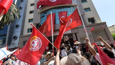أنصار للاتحاد العام التونسي للشغل تجمعوا خارج مقره في العاصمة تونس (16 حزيران 2022، أ ف ب). 