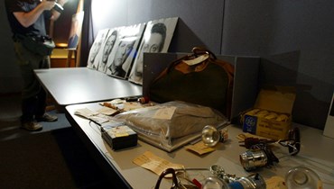 مصور يلتقط صورة لأدلة من فضيحة ووترغيت في مقر اللجنة الوطنية الديموقراطية في مبنى مكاتب ووترغيت في واشنطن (13 حزيران 2002، أ ف ب). 