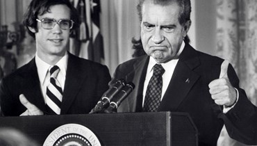 صورة ارشيفية- الرئيس الاميركي ريتشارد نيكسون مودعا موظفي البيت الأبيض (9 آب 1974- أ ف ب).