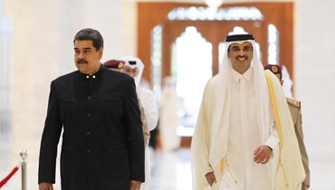 الرئيس الفنزويلي نيكولاس مادورو وأمير قطر الشيخ تميم بن حمد آل ثاني، في القصر الملكي (الديوان الأميري) في الدوحة (15 حزيران 2022 - أ ف ب).