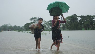 الفيضانات تحاصر نحو مليوني شخص في بنغلادش (أ  ف ب). 