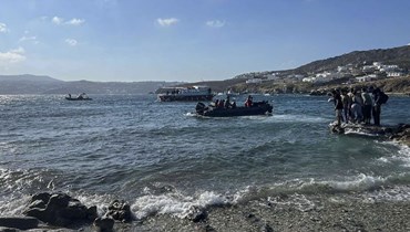 صورة نشرها خفر السواحل اليونانيون في 19 حزيران 2022، وتظهر مهاجرين تم إنقاذهم خلال نقلهم إلى جزيرة ميكونوس (أ ف ب).