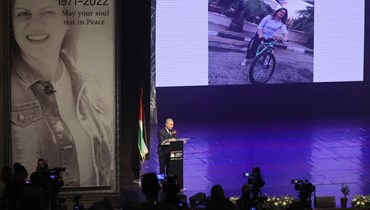 اشتية متكلما خلال احتفال تأبين أبو عاقلة في رام الله بالضفة الغربية (19 حزيران 2022، أ ف ب). 