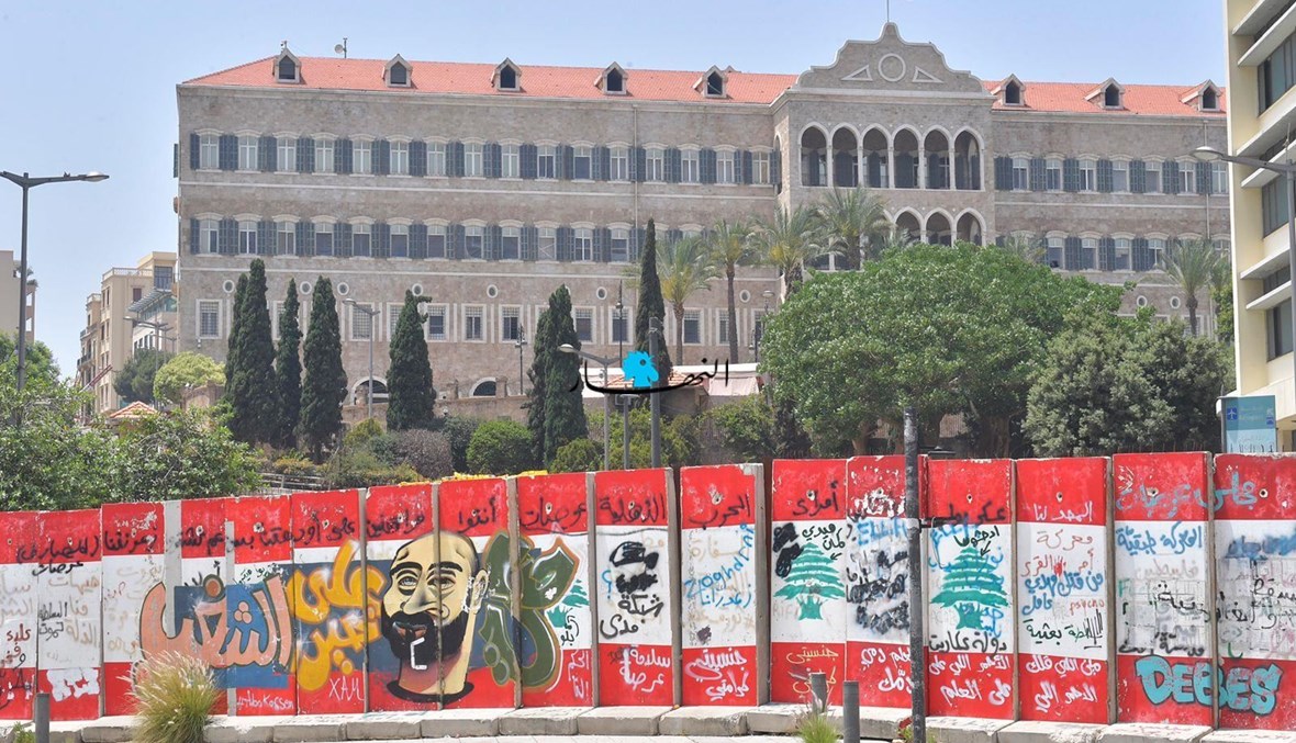 السرايا الحكومية قبيل رفع الجدار (نبيل اسماعيل).