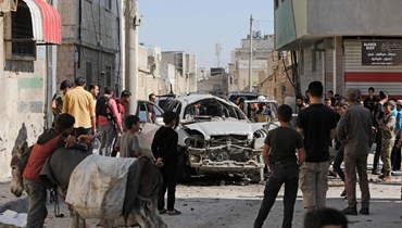 في موقع انفجار سيارة مفخخة في مدينة الباب السورية بالريف الشرقي لحلب (15 حزيران 2022، أ ف ب). 
